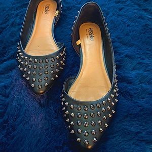 Edgy Studded Flats 🔥